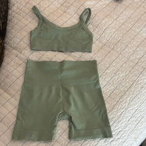 Set Active Green Ribbed Sports Bra and Shorts Set